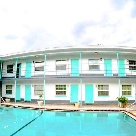 Uptown Inn & Suites St. Petersburg Exterior photo